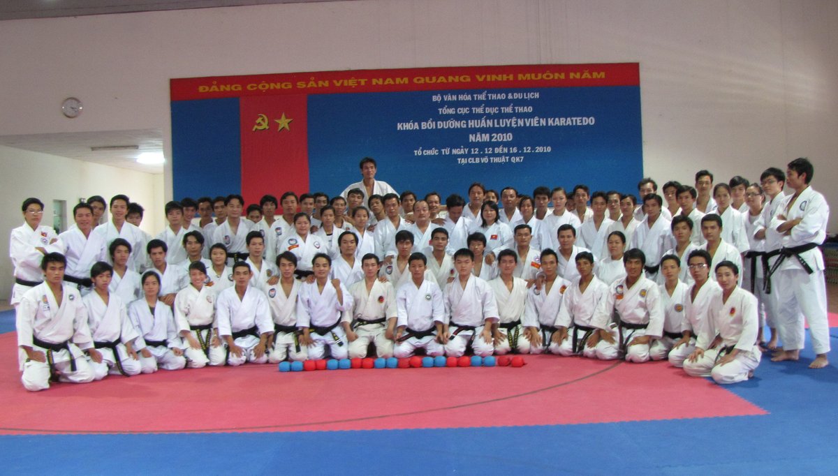Ảnh tập thể huấn luyện viên Karatedo — khóa bồi dưỡng năm 2010 (minh họa nền tảng chuyên môn)